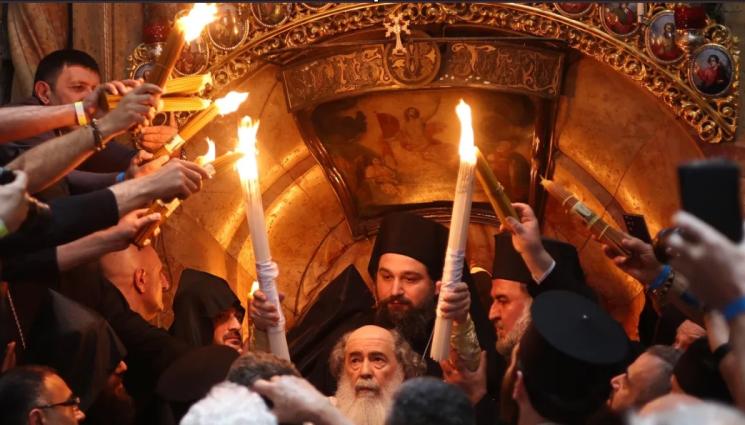 a - В ЙЕРУСАЛИМ: Благодатният огън слезе в храма на Божи гроб (ВИДЕО)