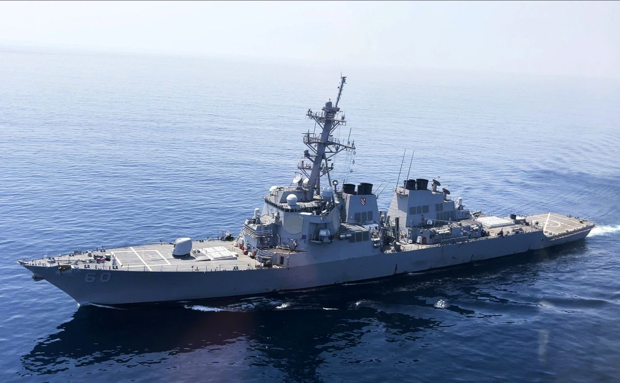 Два американски военни кораба са преминали през Ормузкия проток