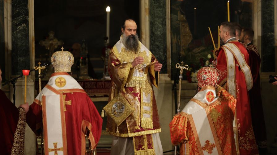 <p>Българският патриарх и Софийски митрополит Даниил възвести Христовото Възкресение и благослови българския народ пред катедралата &bdquo;Св. Александър Невски&ldquo; в София. Прозвучаха също Евангелието и тропарът за Възкресението, и възгласите: &bdquo;Христос воскресе - Воистину воскресе!&ldquo;</p>