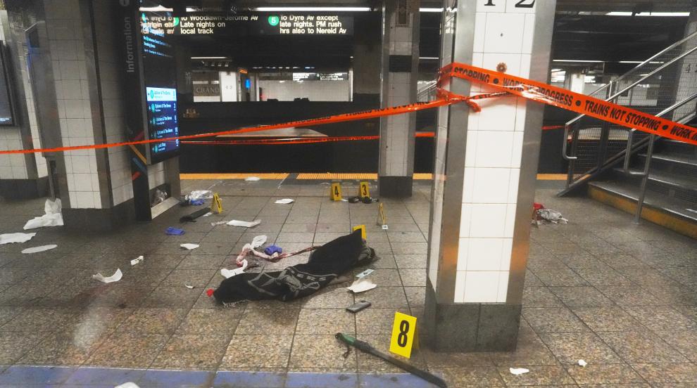 Полицаи застреляха мъж, нападнал с мачете хора на метростанция в Ню Йорк