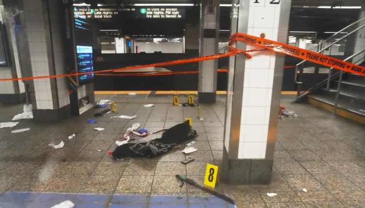 Ню Йорк - Луцифер развъртя мачете, нападна пътници на метростанция!