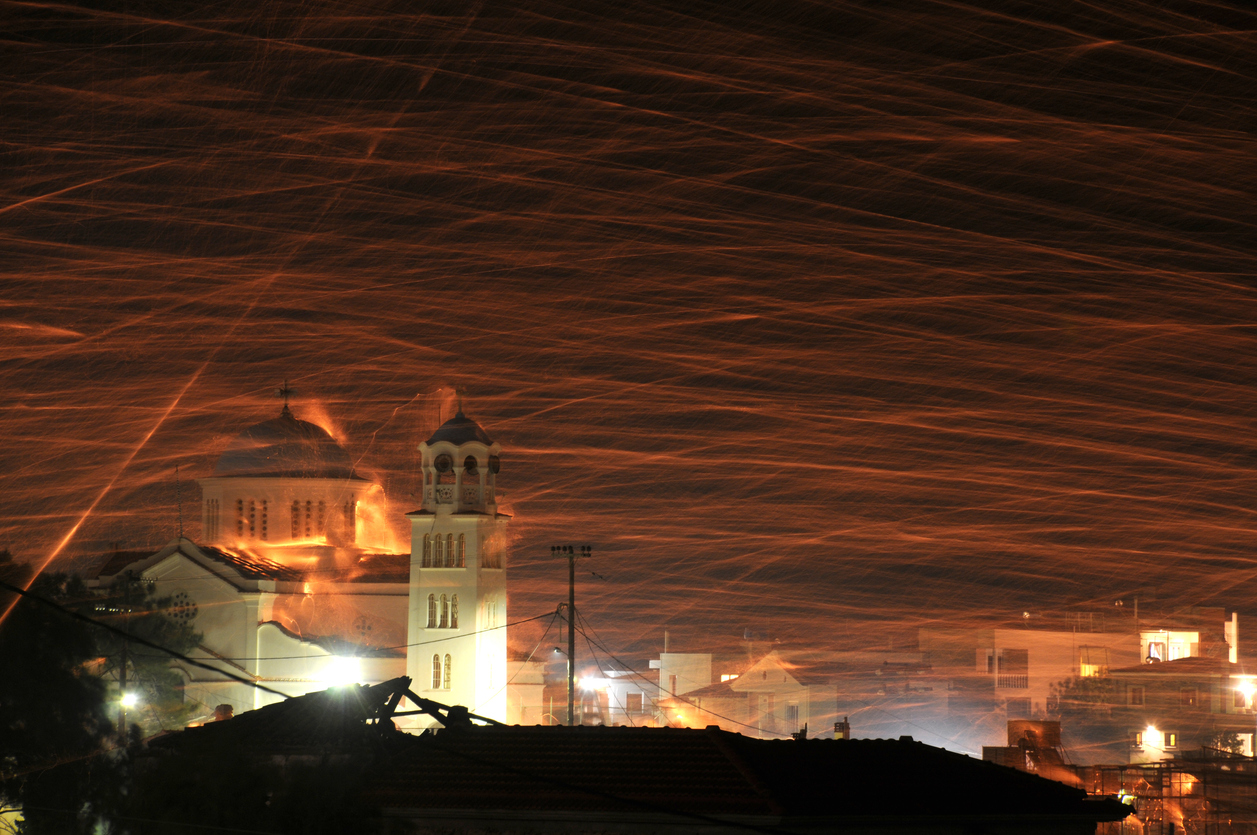 Хиляди ракети полетяха в небето над Вронтадос