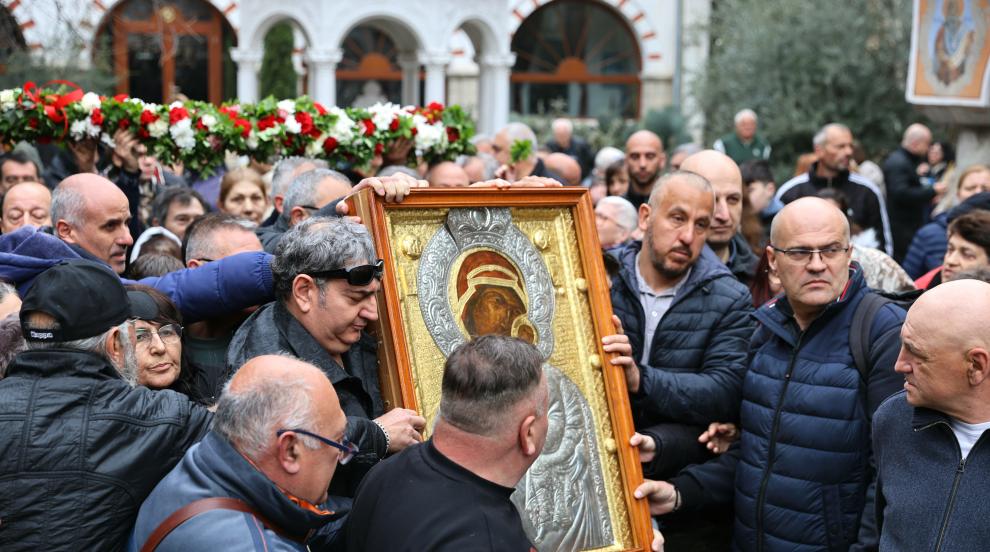 Вярващи от цялата страна се включиха в литийно шествие с чудотворната икона на Света Богородица