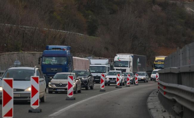 Арестуваха шофьор на камион, умишлено блокирал движението в тунел на АМ „Хемус“