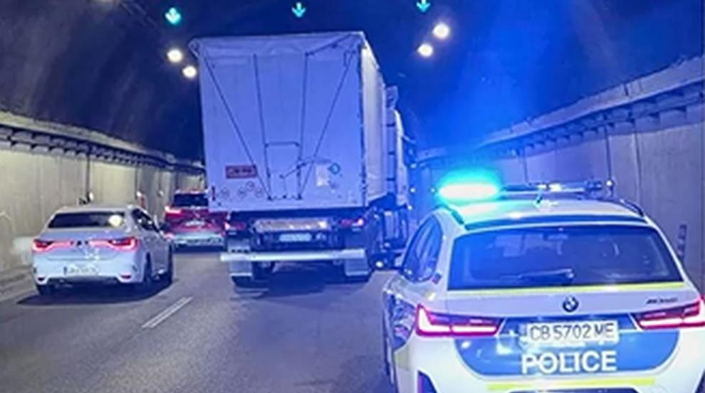 След хаоса, километричната тапа и ареста: разследват случая с тира в тунел „Витиня“