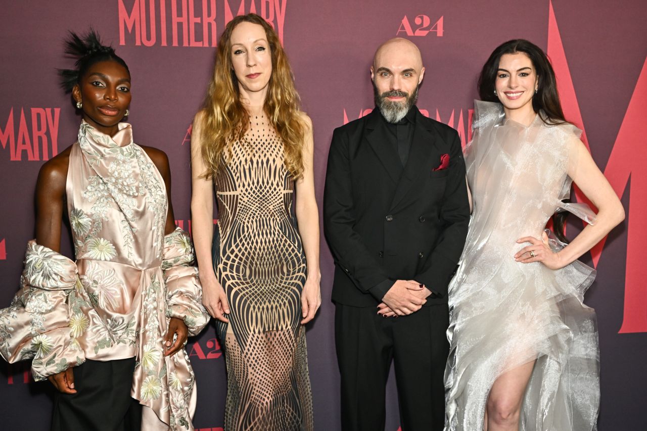 <p>Ан Хатауей, Микаела Коел и екипът на &bdquo;Mother Mary&ldquo; се присъединиха към официалните гости за специалната прожекция на филма в кино &bdquo;Метрограф&ldquo; в Ню Йорк.</p>