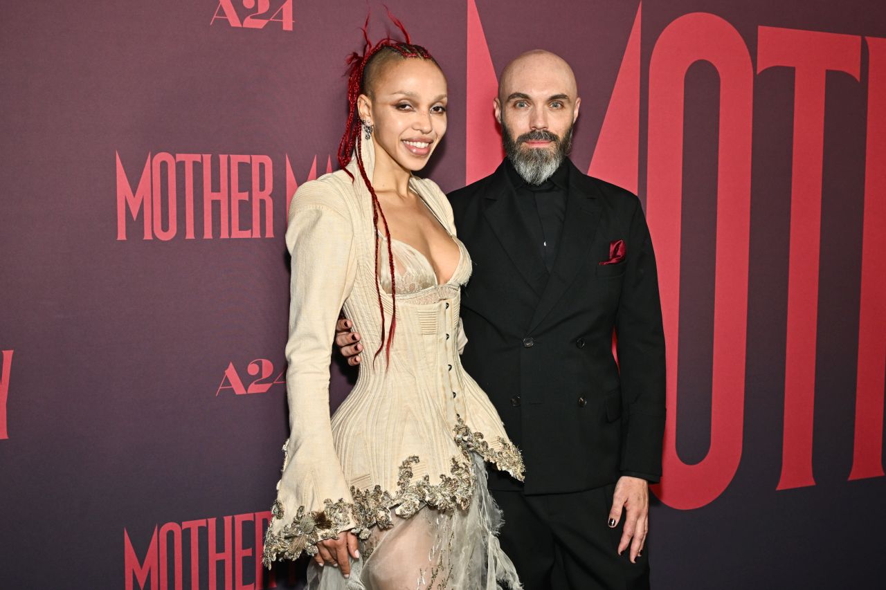 <p>Ан Хатауей, Микаела Коел и екипът на &bdquo;Mother Mary&ldquo; се присъединиха към официалните гости за специалната прожекция на филма в кино &bdquo;Метрограф&ldquo; в Ню Йорк.</p>