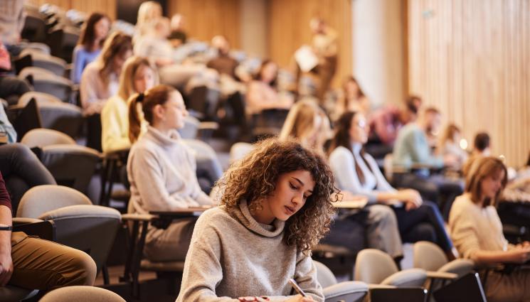 студент - КРАЙ НА ЕДНА ЕРА: Студентската книжка отива в историята!