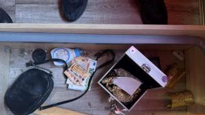 Лом акция купуване на гласове