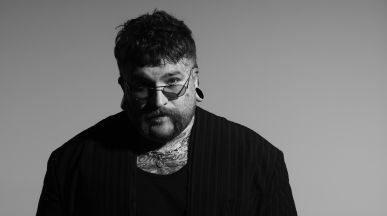 Teddy Swims дава начало на нова ера с „Mr. Know It All“