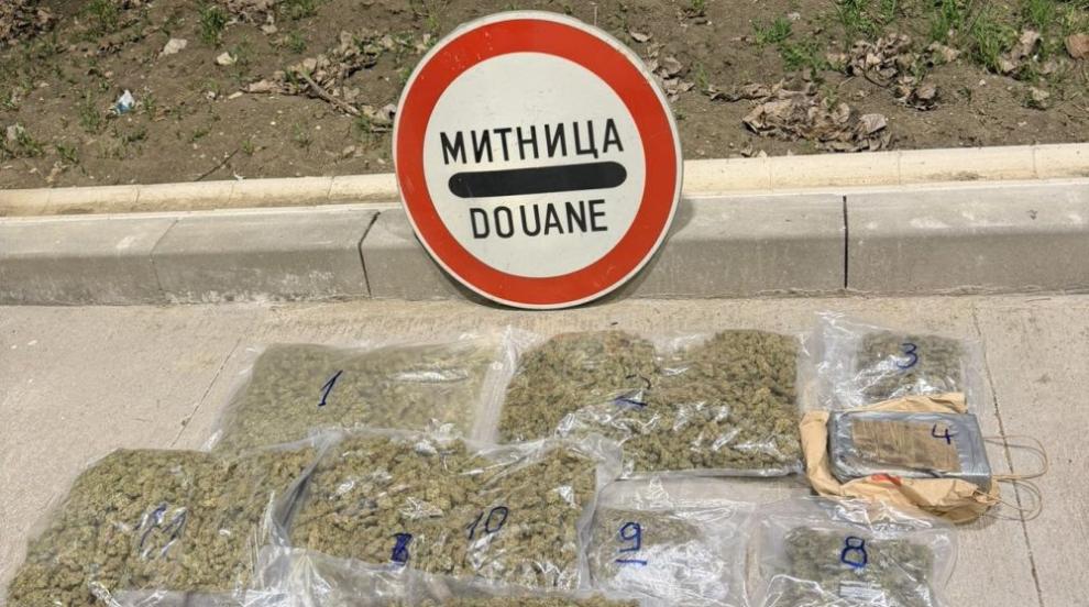 Вместо авокадо и манго: Откриха над 1 кг кокаин и 6 кг марихуана в камион