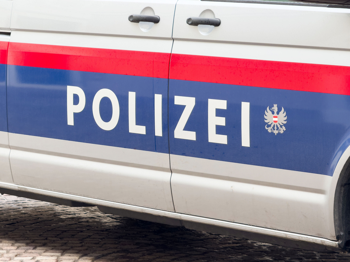 Разследват българи за трафик в сводничество в Австрия