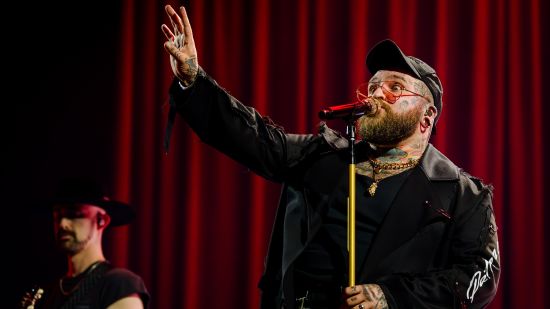 Teddy Swims споделя сингъла „Mr. Know It All“