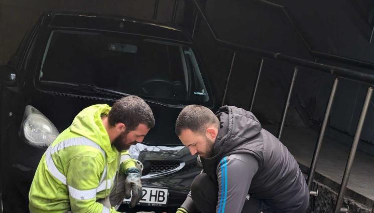 подлезкола - Изтеглиха колата, „паркирала“ в подлеза на Орлов мост! (СНИМКИ)