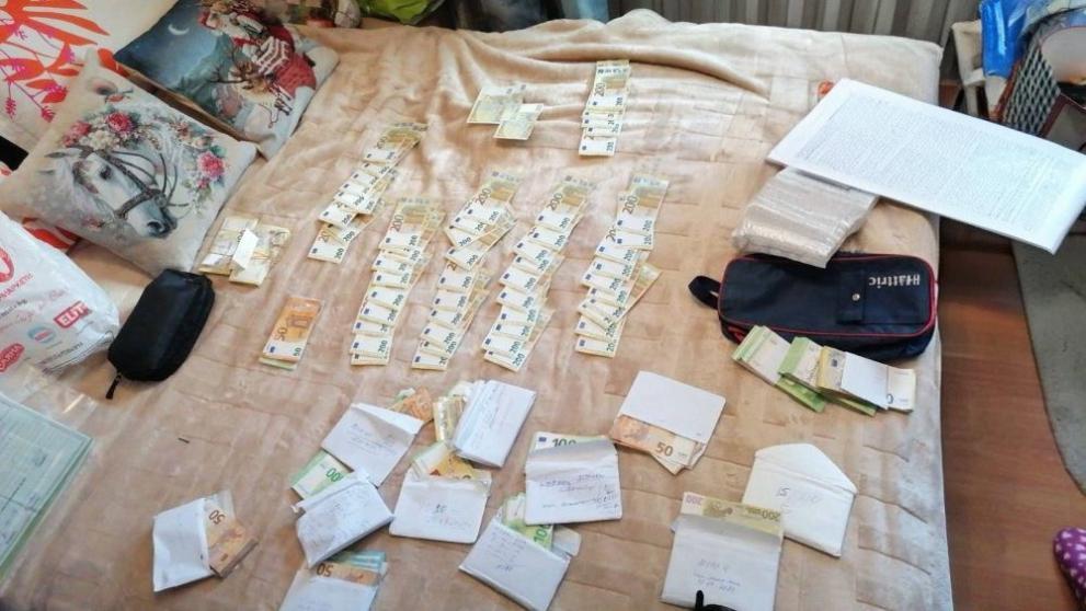Близо 200 000 евро, разпределени в пликове и предназначени за