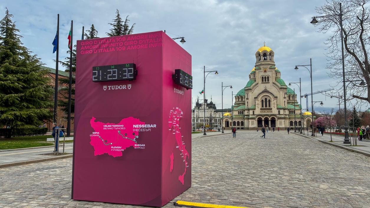 Розов часовник отброява времето до началото на Джиро д'Италия в България