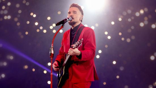 Графа представя емоционалната песен „Картина“, а книгата „Графа Live“ оживява във видео формат