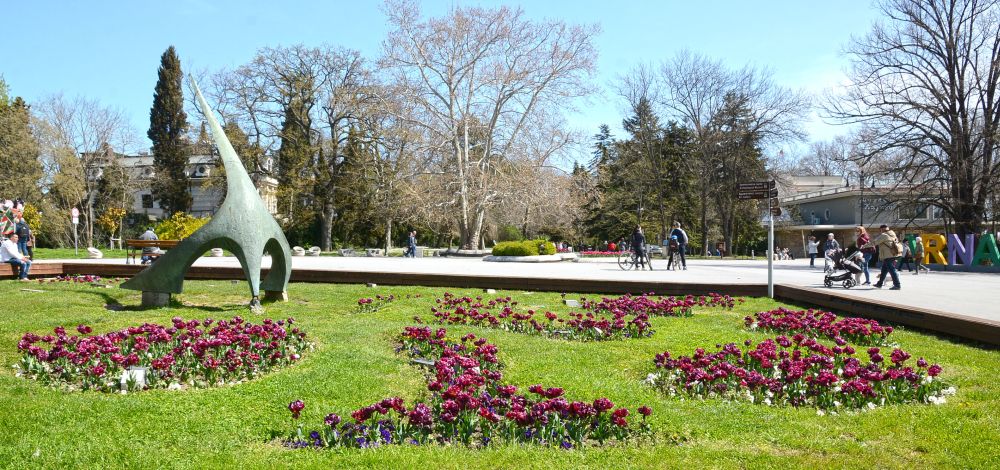 Пролетта преобразява Варна в палитра от цветове и аромати