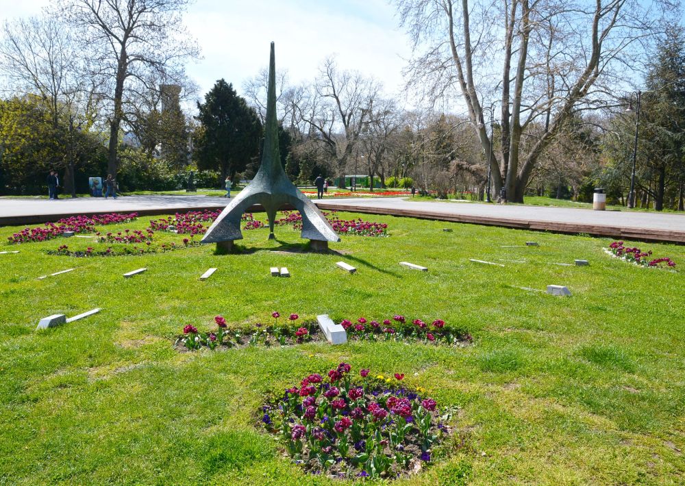 Алеите се изпълват с разцъфнали красиви цветя