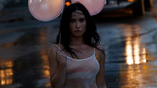 Demi Lovato представя новия си сингъл „Low Rise Jeans“