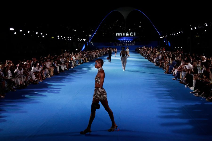 <p>Стартира Седмицата на модата в Рио де Жанейро. Събитието събра водещи дизайнери и привлече вниманието с модерни и смели визии, представящи актуалните тенденции в бразилската мода.</p>