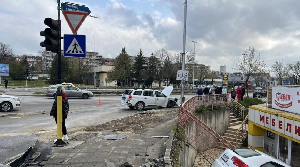 Тежка катастрофа в Шумен прати трима души в болница (СНИМКИ)