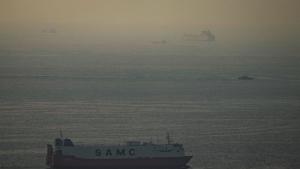 Товарен кораб плава в Персийския залив към Ормузкия проток във