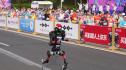По-бърз от световния рекорд: Хуманоиден робот надбяга хората на полумаратон в Пекин