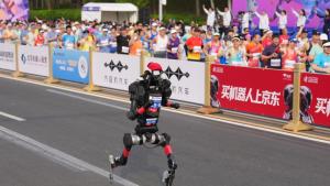 По-бърз от световния рекорд: Хуманоиден робот надбяга хората на полумаратон в Пекин (СНИМКИ)