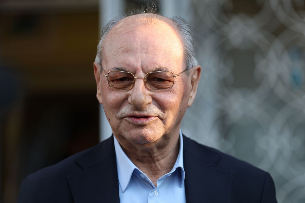 <p>Почетният председател на "Алианс за права и свободи" (АПС) Ахмед Доган гласува в 52 ОУ "Цанко Церковски".</p>