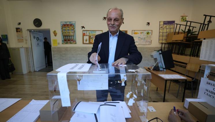 Ахмед Доган - В СОФИЯ: Ахмед Доган даде вота си рано с хартиена бюлетина