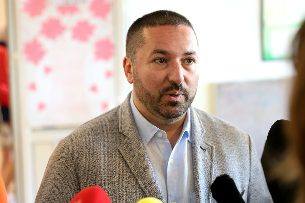 <p>В 95 СУ &ldquo;Проф. Иван Шишманов&ldquo;, лидерът на &bdquo;Сияние&ldquo; Николай Попов упражнява правото си на глас.</p>