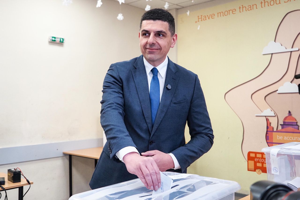 <p>Днес, 19 април, в Националната природо-математическа гимназия в София съпредседателят на &bdquo;Да, България&ldquo; Ивайло Мирчев даде своя вот в парламентарните избори за 52-то Народно събрание.</p>