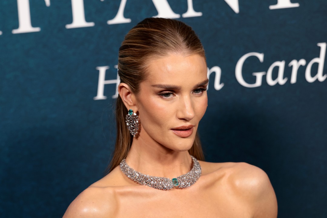 Блясък в бяло: Роузи Хънтингтън-Уайтли триумфира на събитие на Tiffany & Co.