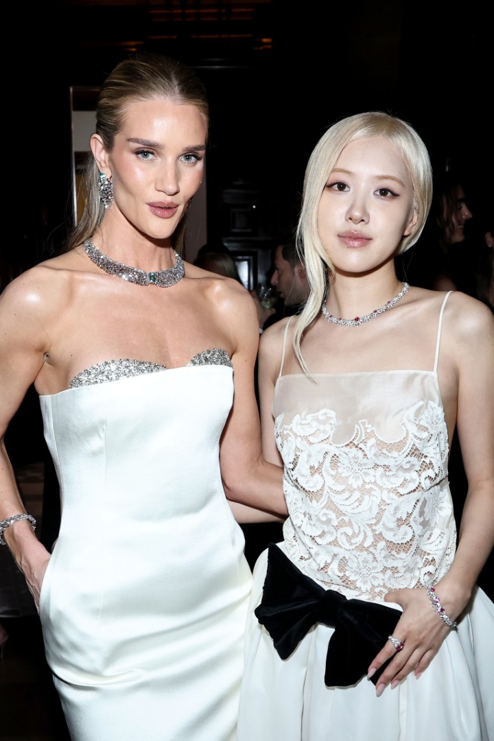 <p>Роузи Хънтингтън-Уайтли заслепи Ню Йорк на събитие на Tiffany &amp; Co. след луксозна семейна ваканция с Джейсън Стейтъм в Турция. Моделът сподели откровено за майчинството, баланса в отношенията им и защо двамата все още не бързат да вдигнат сватба</p>