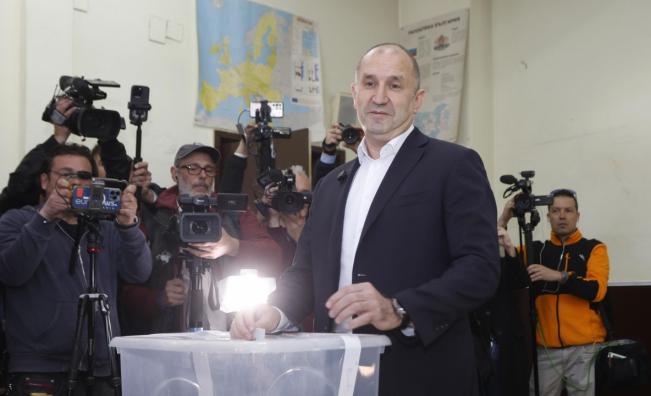 <p>Първи коментар на Румен Радев след изборите</p>