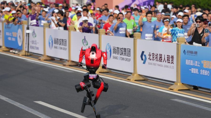 Машина срещу човек: Робот чупи световен рекорд на полумаратон в Пекин