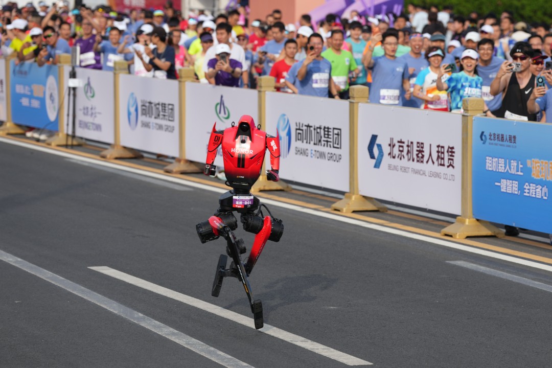 Машина срещу човек: Робот чупи световен рекорд на полумаратон в Пекин