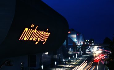 Трагедия на „Нюрбургринг“: Пилот загина по време на състезание