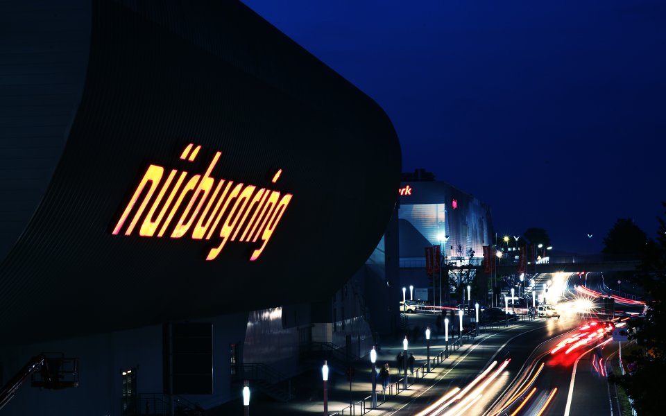 Трагедия на „Нюрбургринг“: Пилот загина по време на състезание