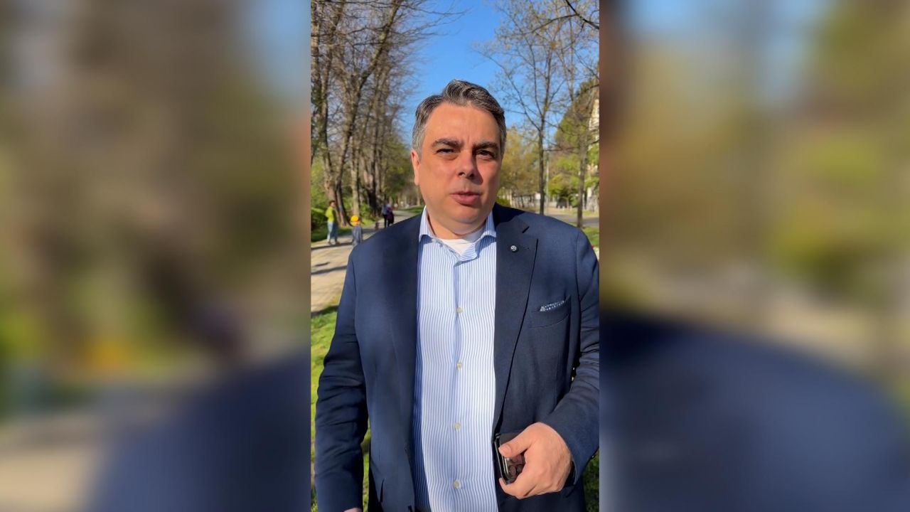 <p>Слънчево е, времето е готино. Излезте и гласувайте, за да не трябва после пак да ходим по протести, Това заяви председателят на ПП Асен Василев</p>