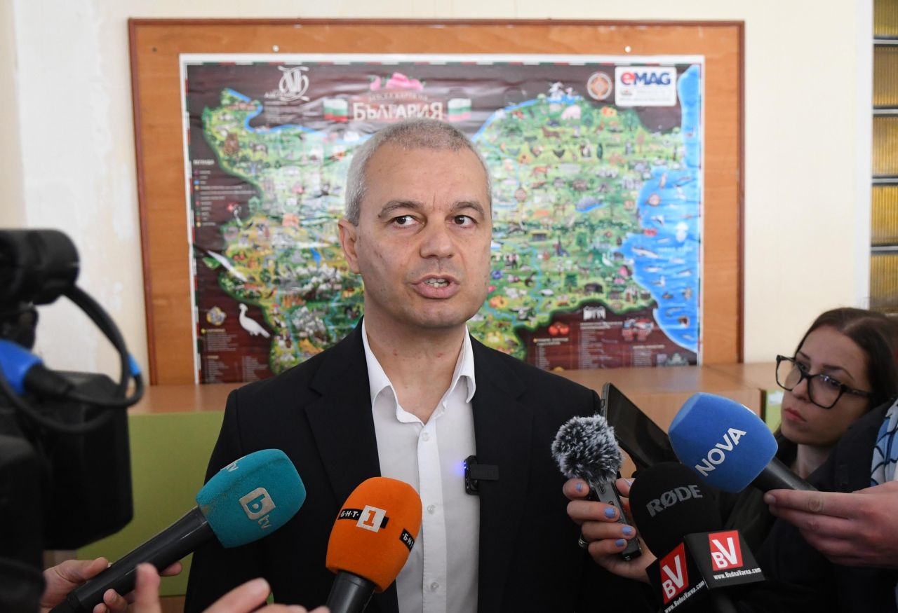 <p>Лидерът на "Възраждане" Костадин Костадинов гласува във Варна</p>