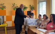 Бойко Борисов гласува с хартиена бюлетина