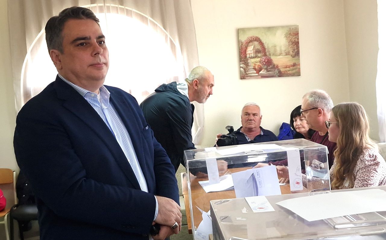 <p>Лидерът на коалиция &bdquo;Продължаваме промяната - Демократична България&ldquo; Асен Василев гласува в родния си град Хасково в 28 секция.</p>