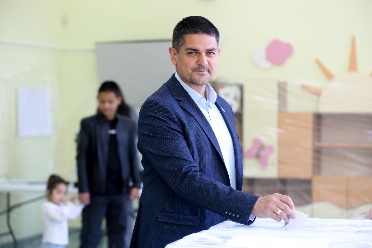 <p>Лидерът на МЕЧ Радостин Василев гласува на предсрочните парламентарни избори в Детска градина 175 "Слънчеви лъчи".</p>