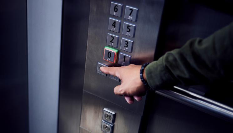 асансьор - КАПАН: Шеф и секретар на РИК заседнаха в асансьор