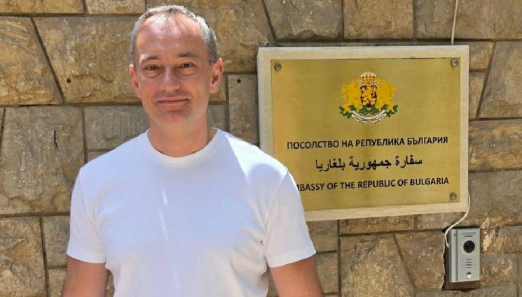 николай младенов - ГЛАС ОТ ПИРАМИДИТЕ: Николай Младенов гласува в Кайро с вяра в здравия разум