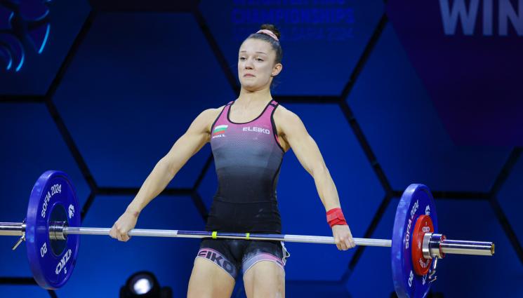 Бояна Костадинова - България откри европейското по вдигане на тежести с медал
