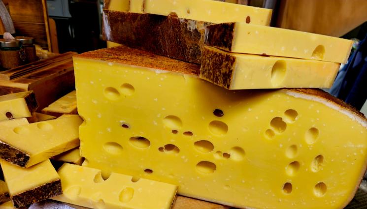 швейцарско сирене - Прах за дупки спасява швейцарското сирене