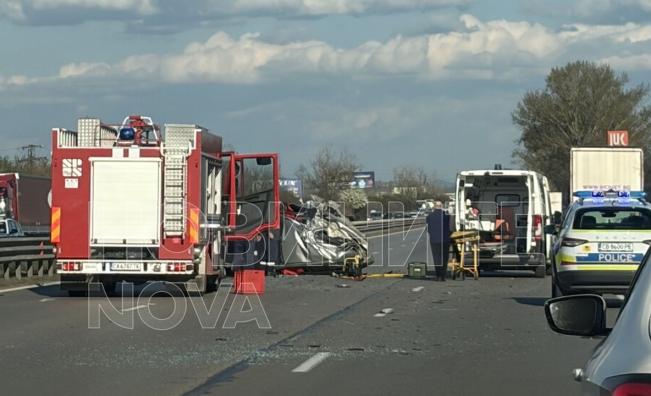 Тежка катастрофа на 1 км на АМ „Тракия”: Премазана кола на излизане от София